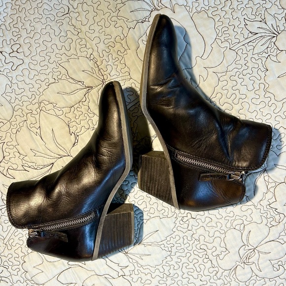 FRYE JUDITH Leather Double Zip
Ankle Boots in Black Sz 9 - Picture 5 of 12